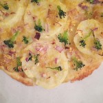 ジャガイモとブロッコリーとレッドオニオンのビーガンピザ 〈Potatoes and broccoli and red onion vegan pizza〉