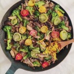 いろいろきのことブロッコリーとミニトマトのビーガンパエリア〈Variety of mushrooms and broccoli and cherry tomatoes vegan paella〉